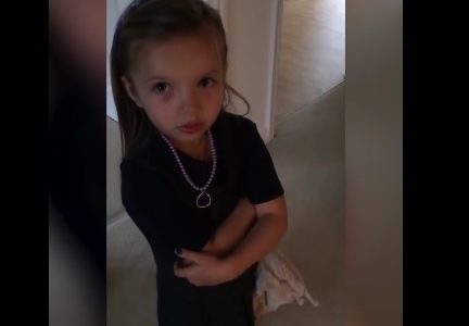 Η αποστομωτική απάντηση της μικρούλας όταν τη μάλωσε η μαμά της για το κραγιόν! (video)