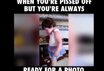 Το κοριτσάκι έχει πάντα διάθεση για πόζα! (video)