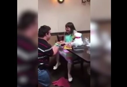 Αυτή είναι η πιο όμορφη πρόταση γάμου που έχετε δει ποτέ! (video)