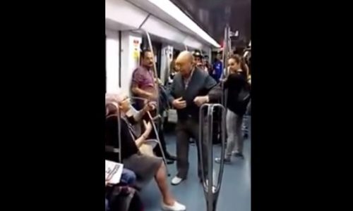 Δυο ηλικιωμένοι ξεσήκωσαν τον κόσμο του μετρό με τον χορό τους! (video)