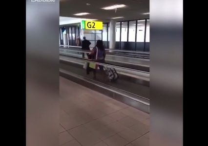 Όταν δεν έχεις ιδέα πώς λειτουργεί ο κυλιόμενος διάδρομος στο αεροδρόμιο (video)