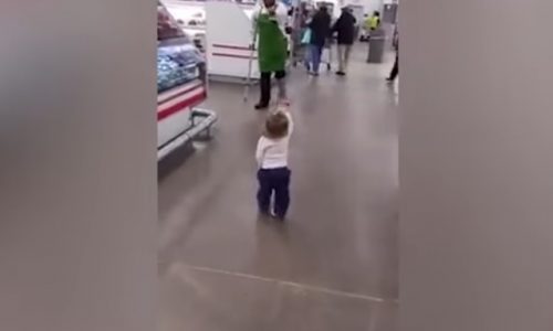 Το κοριτσάκι χαιρετάει και αγκαλιάζει τους πάντες στο σούπερ μάρκετ! (video)
