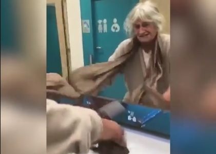 Ξεκαρδιστικό! Η γιαγιά χρησιμοποιεί για πρώτη φορά τον στεγνωτήρα χεριών! (video)