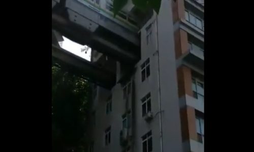Εντυπωσιακό! Το τρένο περνάει μέσα από το ψηλό κτίριο! (video)