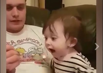 Το μωράκι θέλει πολύ να φάει παγωτό! (video)
