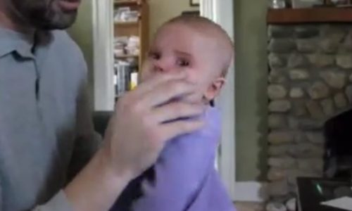 Το μωρό λατρεύει τη ραπ μουσική! (video)
