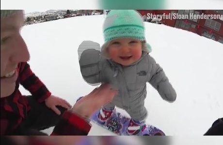 Ο μπόμπιρας κάνει snowboard για πρώτη φορά! (video)