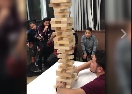 Αυτή είναι η πιο επική κίνηση Jenga που έχει γίνει ποτέ! (video)