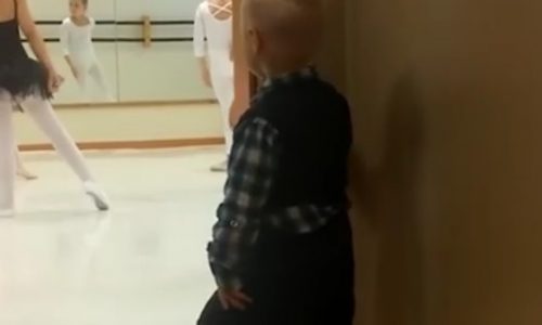 Ο μπόμπιρας είναι ο επόμενος Billy Elliot! (video)