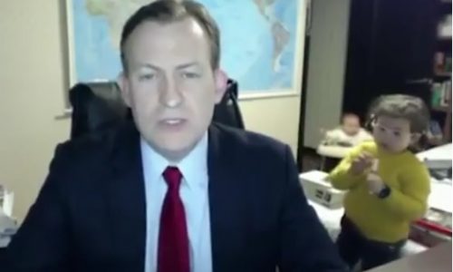 Ξεκαρδιστικό! Τα παιδιά εισβάλλουν στο πλάνο κατά τη ζωντανή μετάδοση!