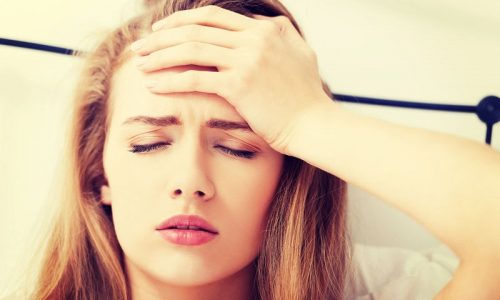 Πρωινός πονοκέφαλος: Πού μπορεί να οφείλεται & τι πρέπει να κάνετε