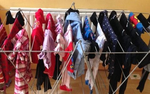 Στέγνωμα ρούχων μέσα στο σπίτι: Οι σοβαροί κίνδυνοι για την υγεία μας