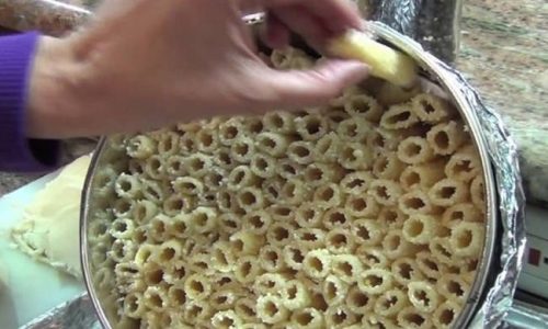 Βάζει βρασμένα ζυμαρικά σε τηγάνι - Μόλις δείτε γιατί θα το κάνετε αμέσως! (video)