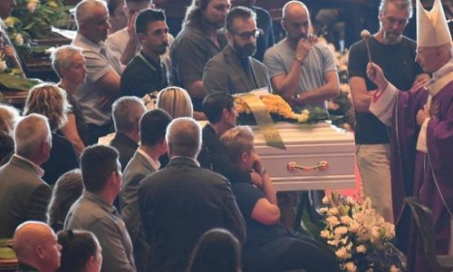 Θρήνος στην κηδεία των θυμάτων από την κατάρρευση της γέφυρας στη Γένοβα (Pics+Vids)