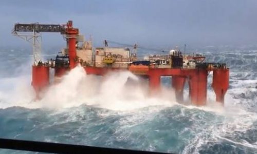 Απίστευτες εικόνες: Τεράστια κύματα χτυπούν πλατφόρμα πετρελαίου στη Βόρεια Θάλασσα (vid)