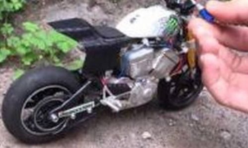 Δείτε την εντυπωσιακή μινιατούρα - μηχανή με τις απίστευτες λεπτομέρειες (vid)