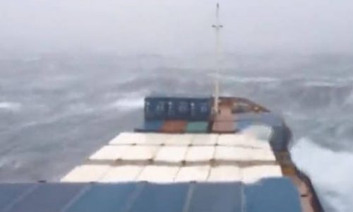 Απίστευτες εικόνες: Εμπορικό πλοίο παλεύει με τα κύματα (vid)