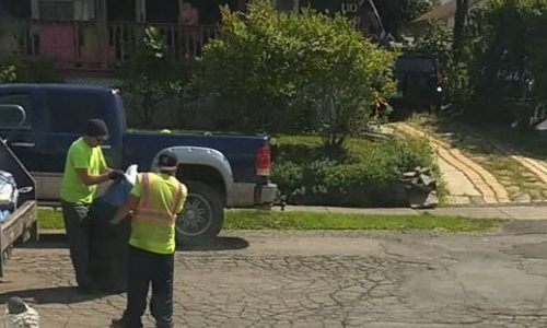 Συγκινητικό βίντεο: Άντρες της καθαριότητας κάνουν κοριτσάκι με σύνδρομο down να χαμογελά