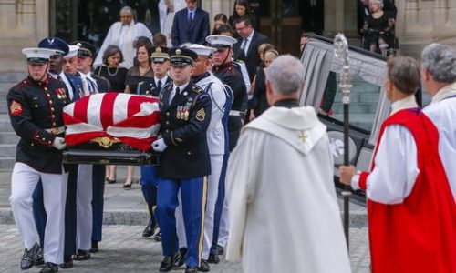 ΗΠΑ: Το τελευταίο «αντίο» στον γερουσιαστή Τζον Μακέιν (vids)