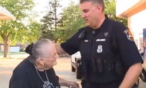 ΗΠΑ: Αυτός ο αστυνομικός έγινε viral και δεν φαντάζεστε τον λόγο (vid)
