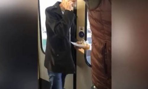 Όταν δεν προλαβαίνεις να τελειώσεις το πρωινό σου και πρέπει να φύγεις από το σπίτι (vid)