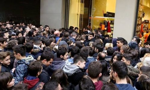 Βρήκαν ευκαιρία για «αρπαχτή»: Δε θα πιστεύετε πόσο πωλείται μία θέση στην ουρά για το νέο iPhone