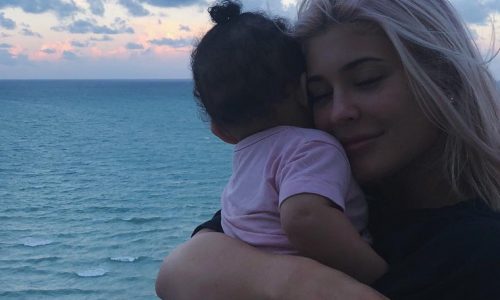 Η κόρη της Kylie Jenner κάνει απίθανα πράγματα και είναι μόνο 8 μηνών!