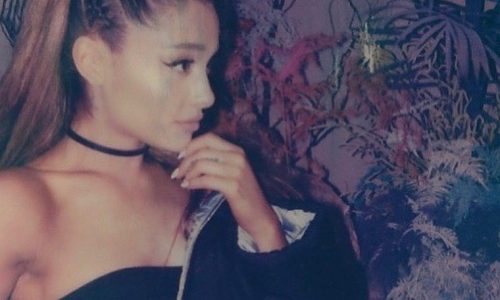 Η Ariana Grande μας δείχνει το εντυπωσιακό της μονόπετρο, σε μία σπάνια εμφάνιση της