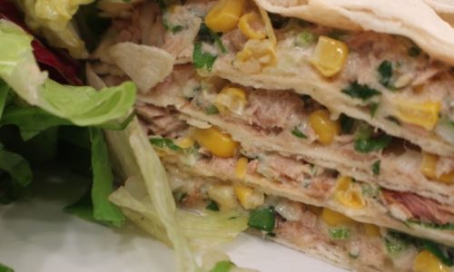 Quesadillas με καπνιστό τόνο και καλαμπόκι