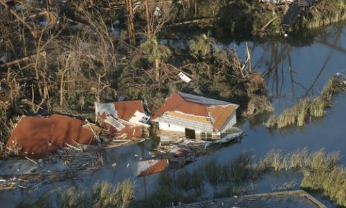 Τυφώνας Μάικλ: Βρήκαν εκατοντάδες επιζώντες κάτω από τα συντρίμμια (pics+vids)