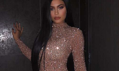 Το χριστουγεννιάτικο δέντρο της Kylie Jenner είναι χρυσό και όσο υπεβολικό φαντάζεσαι