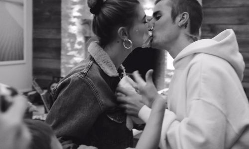 Είδες τη νέα φωτογράφιση των Justin και Hailey Bieber; Είχε κάτι πολύ διαφορετικό