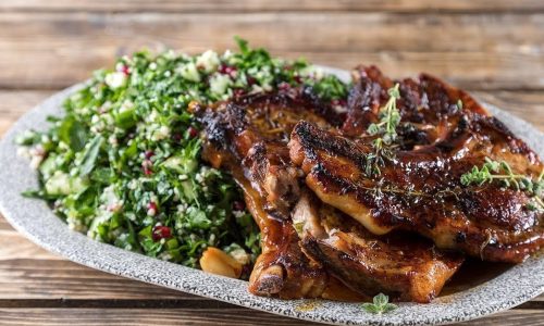 Άκης Πετρετζίκης: Γλυκόξινες χοιρινές μπριζόλες στον φούρνο