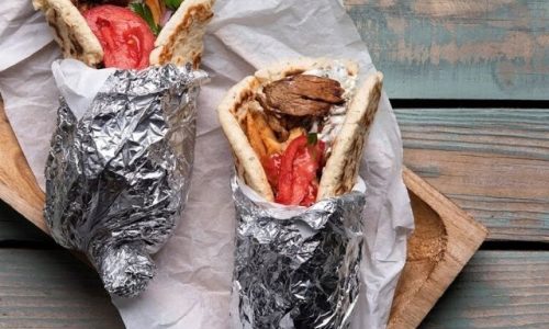 Άκης Πετρετζίκης: Σουβλάκι με γύρο χοιρινό και τζατζίκι