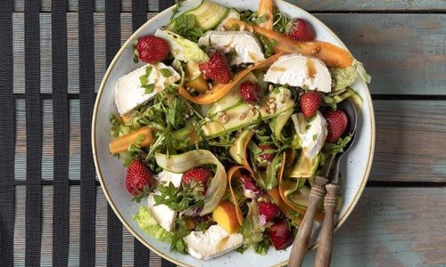 Άκης Πετρετζίκης: Καλοκαιρινή σαλάτα με φρούτα και κατσικίσιο τυρί