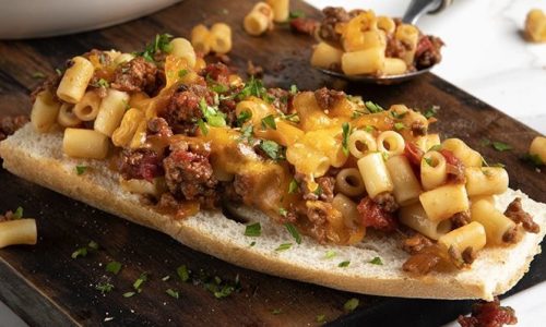 Άκης Πετρετζίκης: Sloppy joes με κοφτό μακαρονάκι