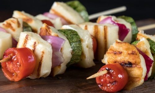 Άκης Πετρετζίκης: Σουβλάκια με χαλούμι, κολοκυθάκια και ντοματίνια
