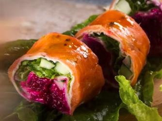 Άκης Πετρετζίκης: Ανάποδα ρολάκια σολομού