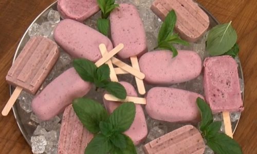 Άκης Πετρετζίκης: Popsicles με γιαούρτι και κεράσια