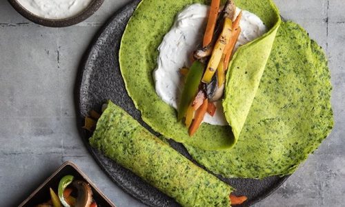 Άκης Πετρετζίκης: Κρέπες από σπανάκι με ψητά λαχανικά