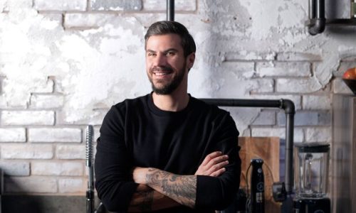 Άκης Πετρετζίκης: Κριθαράκι ολικής με ντομάτα και βασιλικό