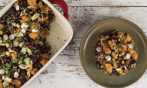 Άκης Πετρετζίκης: Γλυκοπατάτες με μαύρα φασόλια στον φούρνο