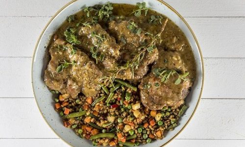 Άκης Πετρετζίκης: Χοιρινές μπριζόλες κρασάτες