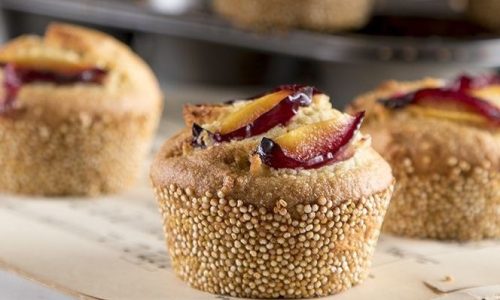 Άκης Πετρετζίκης: Muffins με κινόα και δαμάσκηνα