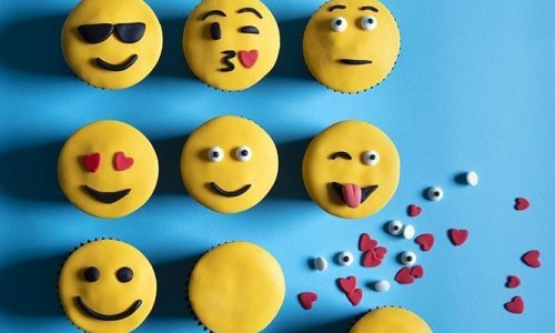 Άκης Πετρετζίκης: Emoji cupcakes