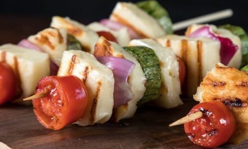 Άκης Πετρετζίκης: Σουβλάκια με χαλούμι, κολοκυθάκια και ντοματίνια