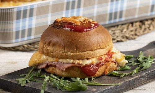 Άκης Πετρετζίκης: Burger croque monsieur