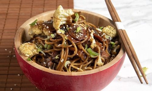 Άκης Πετρετζίκης: Stir fry λαχανικών με σπαγγέτι