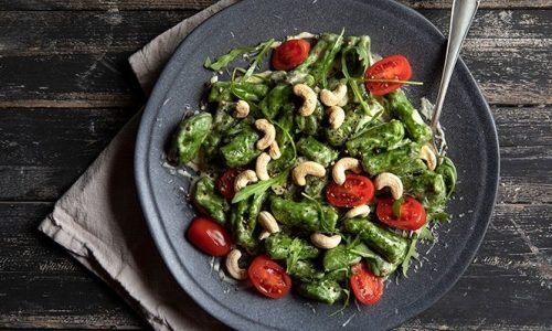 Άκης Πετρετζίκης: Ζυμαρικά από σπανάκι