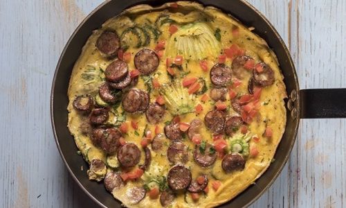 Άκης Πετρετζίκης: Φρουτάλια με κολοκυθοκορφάδες και λουκάνικο